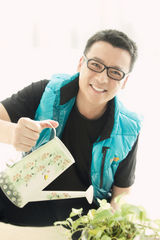 组图：佟凡冬日明媚写真彰显男人情怀