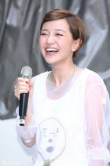 组图：郭采洁新专辑宣传秀美腿裙底险走光