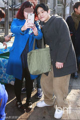 组图：金成钧孙湖竣着94复古装现身闹市送拥抱