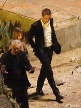 组图：帕丁森新片激吻爱丽丝 摸腿野战欲火焚身