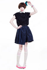 组图：夕又米街拍秀波点翻领衬衫