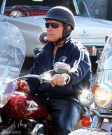 组图：施瓦辛格墨镜皮裤骑摩托酷劲十足变回终结者