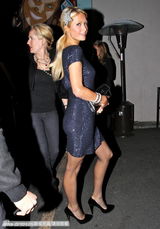 组图：帕丽斯-希尔顿泡夜店男友小心翼翼伺候左右