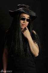 组图：彭浩翔拍《别问我是谁》导演反串版MV