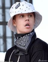 组图：比伯献唱造型女性化 结束后与赛琳娜会和