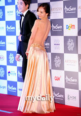 组图：裴素恩走红毯大胆裸露 性感美背一览无余