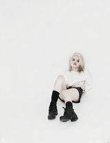 组图：90后歌手费雷拉写真 冷艳妆容上身激凸