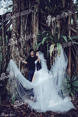 独家：刘芸郑钧个性摇滚婚纱照 大叔背萝莉新娘