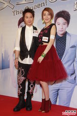 组图：杨谨华遭孙耀威熊抱 安全裤外露险走光