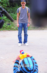 组图：韩星郑泰宇入伍参军 妻儿相送场面温馨