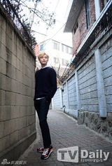 组图：韩媒对话李钟硕 金发高挑美少年