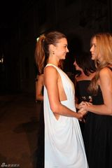 高清组图：超模米兰达-可儿性感淡蓝色礼服亮相