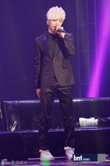 组图：韩新团B.A.P举办Showcase 前辈Secret助阵