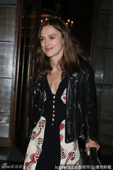 组图：奈特莉婚后首亮相晒钻戒 老公懒理狗仔