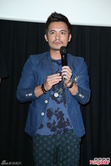 组图：范逸臣发新专辑 被泳装美女“左右夹击”