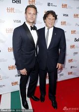 组图：《对的错误》首映 莎拉-坎宁着抹胸裙