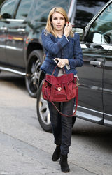 高清组图：艾玛-罗伯兹街拍深蓝色上衣搭配红包