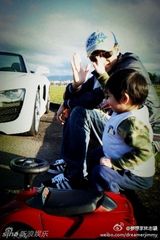 组图：微镜头下的小小志 呆萌可爱完胜童颜老爸