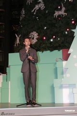 组图：容祖儿陈伟霆主持圣诞亮灯仪式