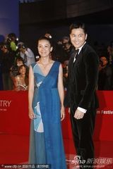 组图：郑雨盛(郑宇成)黑色西服帅气亮相釜山红毯