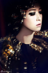 组图：女星蒋欣另类生日写真 散发野性美