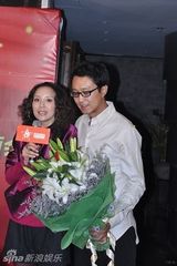 组图：岳秀清惊喜现身吴刚庆功宴 夫妻大秀恩爱