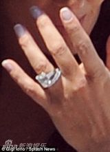 组图：F1总裁千金大婚奢靡派对 吻同性入水走光