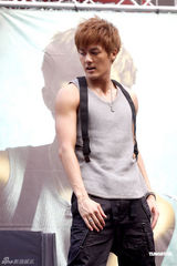 组图：吴克群新碟庆功会火爆 欲露腹肌答谢歌迷