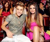 组图：比伯撇正牌女友赛琳娜 载神秘金发女出游