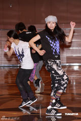 幻灯图集：Twins为个唱彩排 陈伟霆容祖儿探望加油