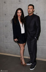 组图：梅根同丈夫现身米兰时装周 黑衣红唇冷艳