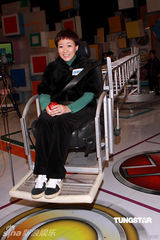 幻灯图集：郑裕玲化身骑士主持 杨思琦桃红外套抢眼