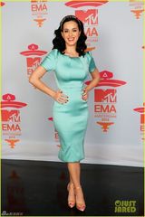 组图：女星扯裙露胸抢镜 水果姐绿裙保守