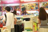 组图：沙溢黑超遮面低调现身玩具店 心情大好挑玩具