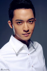 组图：陈威翰帅气写真眼神凌厉