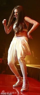 组图：赛琳娜温哥华首演 大秀美胸展现妖娆身姿