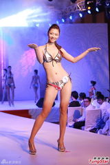 组图：亚姐大中华赛区泳衣秀 爆乳美腿一览无余