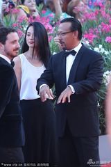 组图：姜文携周韵亮相秀恩爱 与老外相聊甚欢