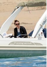 凯拉-奈特莉与老公度蜜月 痴缠紧贴当众热吻