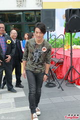 组图：郑伊健成模范邻居 搭档周秀娜拍微电影