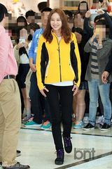 组图：孔孝真休闲装出席品牌活动 笑容明朗