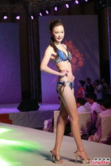 组图：亚姐大中华赛区泳衣秀 爆乳美腿一览无余