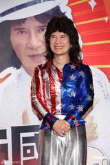 组图：“舞棍阿伯”叶复台出专辑 父女齐上台跳恰恰