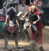 组图：《雷神2》曝海量片场照 锤哥威武抡大锤