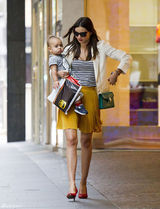 组图：辣妈米兰达风姿绰约 宝贝儿子诠释“天然呆”