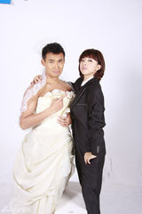 组图：黄小蕾张铎搞怪婚纱照打造另类婚礼
