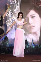 组图：Dream Girls合体代言 古装cosplay耍刀弄剑