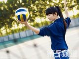 高清图：黄奕化身排球女将 与沈琼演绎纯美运动