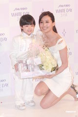 组图：陈法拉白色情人节出席活动 自称静待惊喜