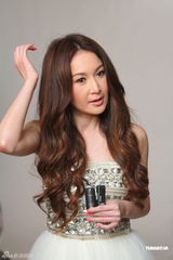 组图：温碧霞拍专辑封面 白色纱裙大秀性感美腿